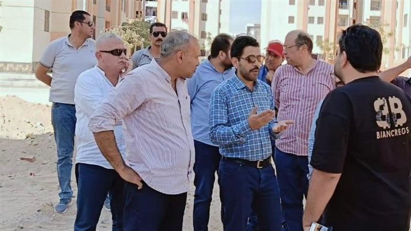 مسئولو الإسكان 