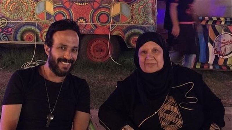 أحمد عصام ووالدته،