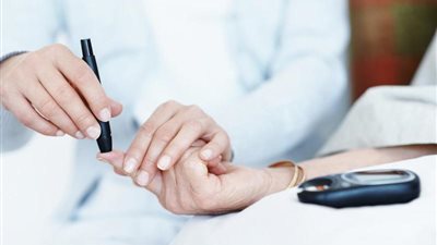 متى يجب على مريض السكر أن يقطع صيامه ويفطر للضرورة؟ (فيديو)
