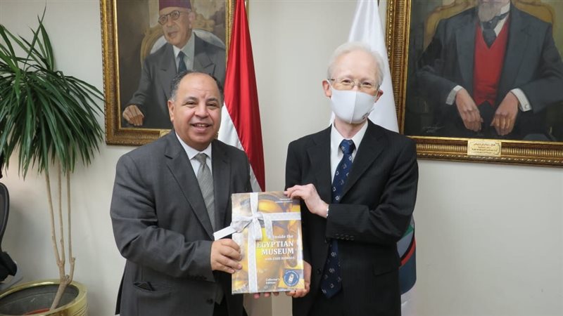 وزير المالية مع السفير