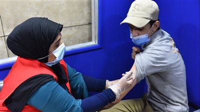 إقبال كثيف من المواطنين على تلقي لقاح كورونا في محطات المترو | فيديو