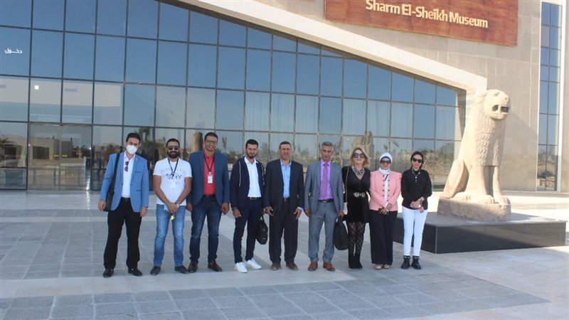 الآثار تنظم دورة
