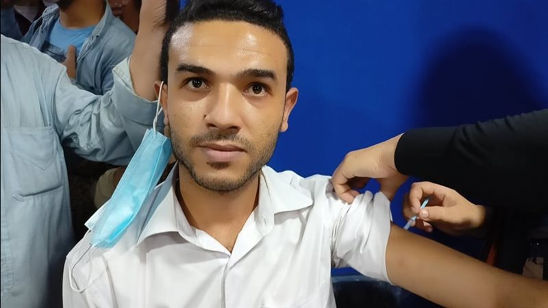 لحظة تطعيم المتطوعين