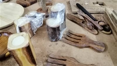 نجار بدرجة فنان.. «مينا» يصنع من أخشاب السرسوع أدوات المطبخ والديكورات.. والتسويق أبرز تحدياته | فيديو