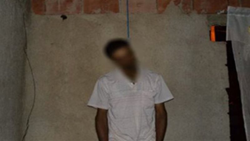 شخص يشنق نفسه - صورة