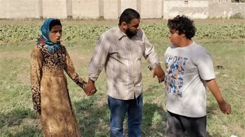 طفلين يأكلان اللحوم