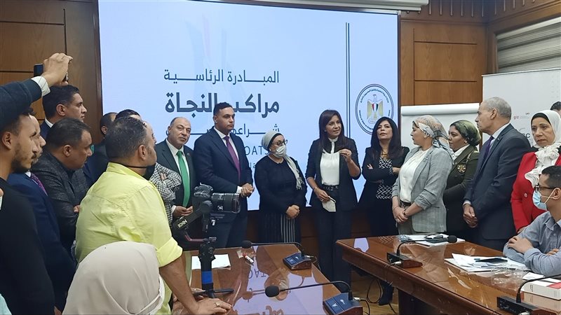 وزيرة الهجرة ومحافظ