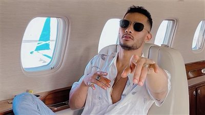 تجمع معجبي محمد رمضان أمام منزله في لوس أنجلوس 