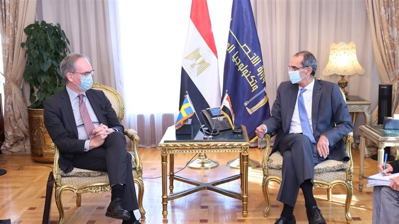 وزير الاتصالات وسفير