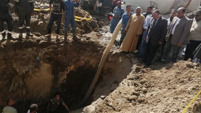 السكرتير العام لمحافظة قنا يتابع إصلاح خط المياه بأبو تشت lصور