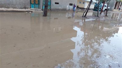 مياه الأمطار تغرق شوارع دمنهور وإدكو في البحيرة والدفع بمعدات إضافية