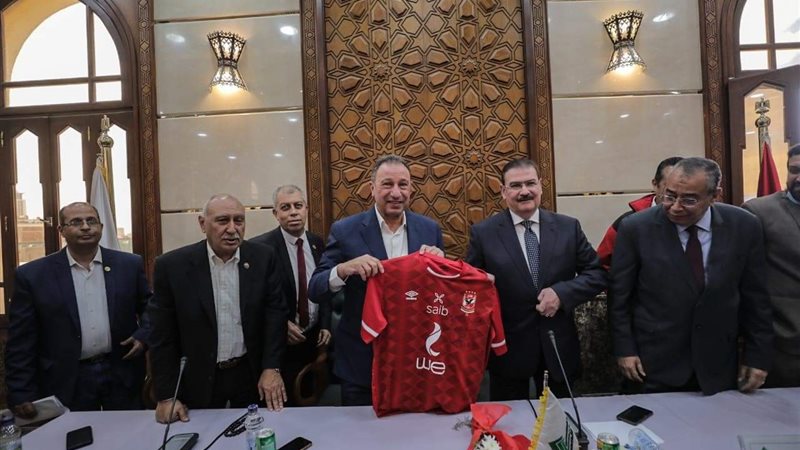 الخطيب يهدي نقابة