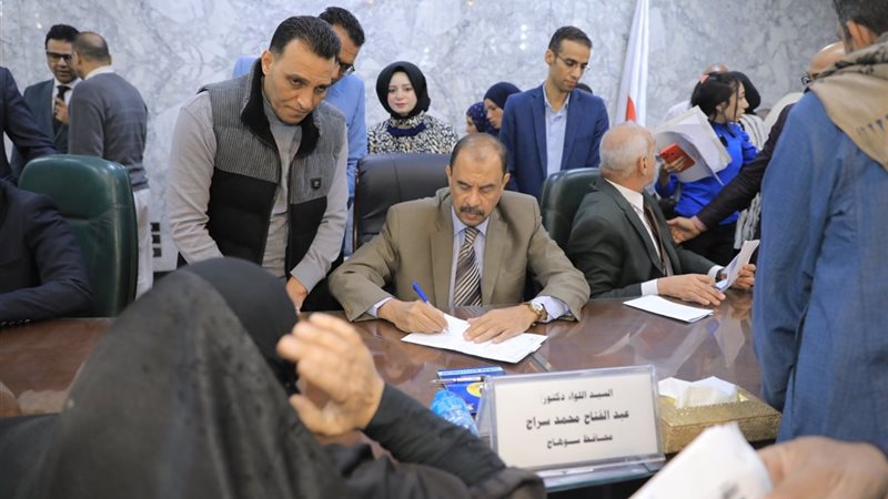 محافظ سوهاج يستمع