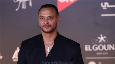 أحمد خالد وإنجي أبو السعود يدعمان فلسطين على ريد كاربت