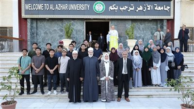 الوافدون الجدد يتفقدون كليات الجامعة ويلتقطون الصور التذكارية مع قيادات الأزهر الشريف