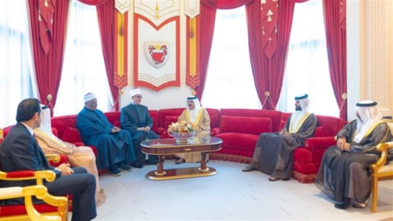 ملك البحرين مع قيادات