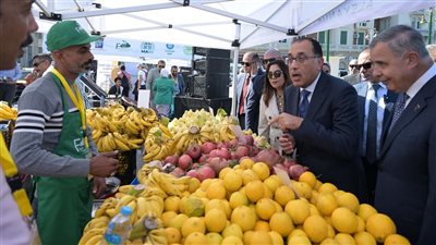 من المزارع للمستهلك مباشرة، مدبولي يتفقد سوق اليوم الواحد بمحطة الرمل بالإسكندرية (صور) 
