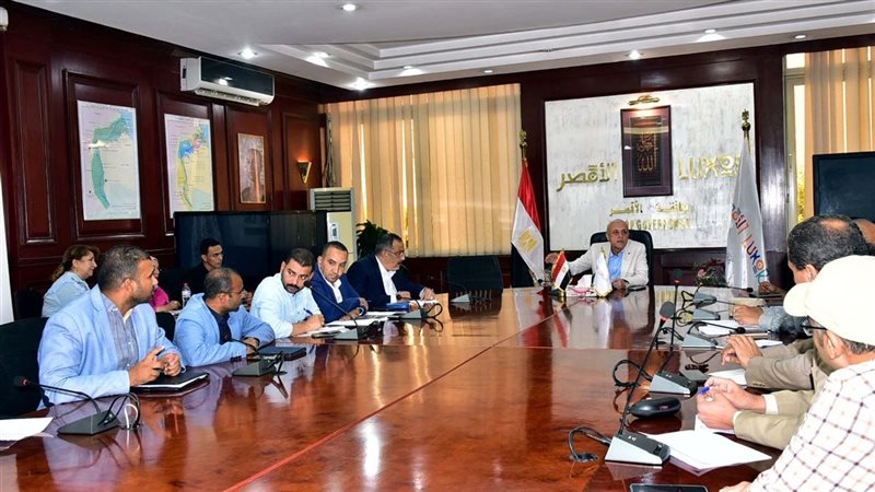 محافظ الأقصر يبحث