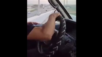 سائق ميكروباص يسير فوق كوبري مشاه يثير غضب المصريين، والنشطاء: كارثة واستهتار (فيديو)