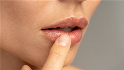 لا تنسيها من روتينك، وصفات طبيعية لحماية شفاهك من التشققات