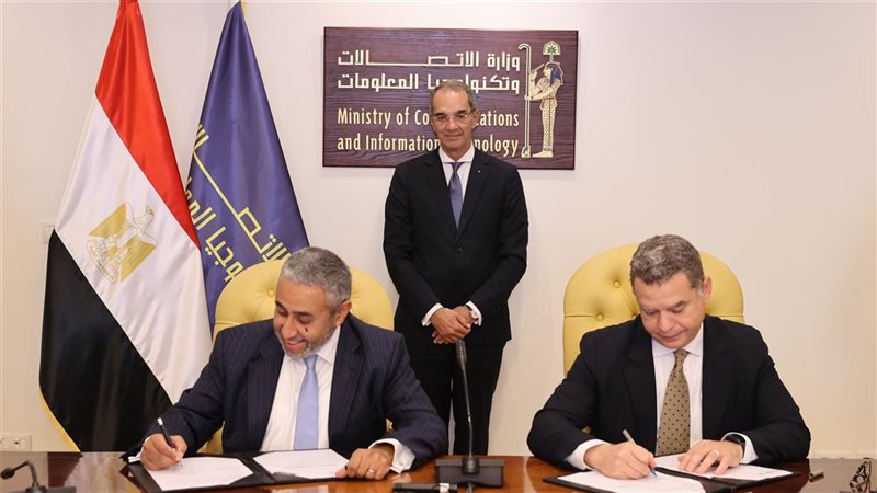 وزير الاتصالات خلال