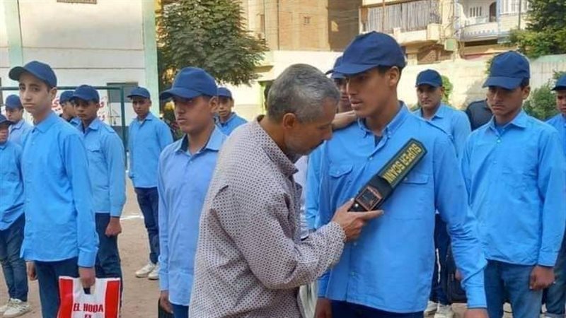 تفتيش الطلاب بجهاز