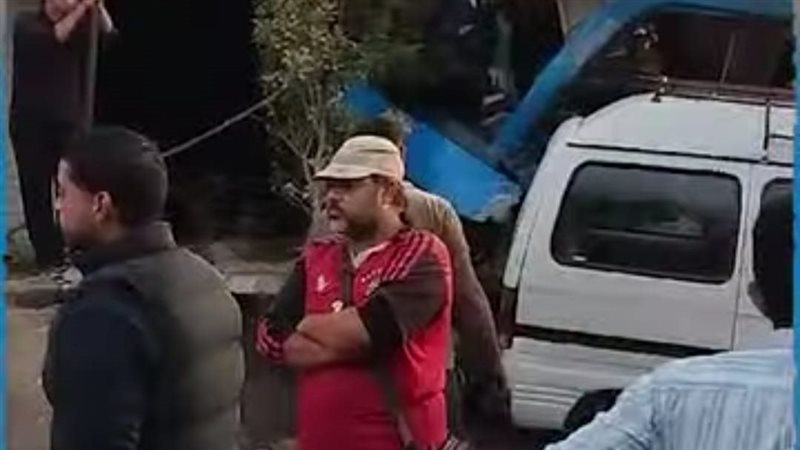  تصادم سيارتين بمحور