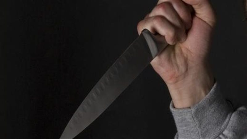 طالب يعتدى على شقيقه