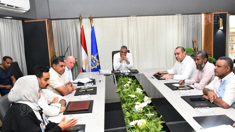 اجتماع محافظ أسوان