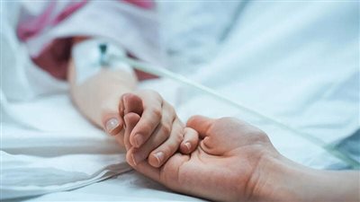 تفسير رؤية الميت مريض في المنام وعلاقته بحاجته إلى الدعاء وإخراج الصدقات