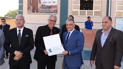 محافظ الإسماعيلية يفاجئ مدرسة نموذجية بزيارة ويكرم مديرها وسط الطلاب (صور) 