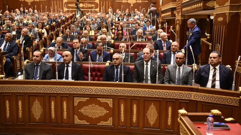 وزير التعليم في جلسة