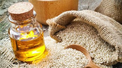 زيت السمسم لصحة القلب وللترطيب العميق للبشرة 