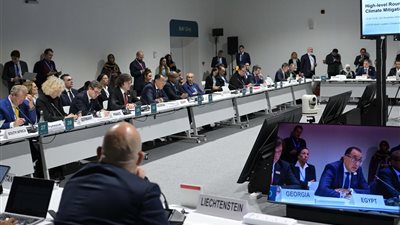 رئيس الوزراء يشارك في مائدة مستديرة حول تعزيز إجراءات التخفيف من آثار التغير المناخي