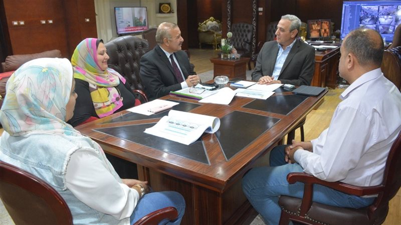 محافظ الغربية يناقش