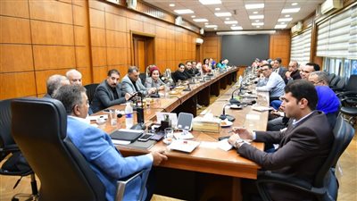 محافظ الدقهلية يستعرض آليات ضبط الأسعار ومراقبة منظومة الخبز المدعم