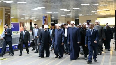 طائرة خاصة تقل وفدًا إماراتيا تصل مطار الأقصر لتقديم العزاء لشيخ الأزهر