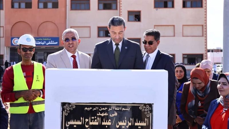 محافظ دمياط يضع حجر