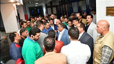 محافظ الدقهلية يقدم التعازي لأسر ضحايا أتوبيس المطرية ويؤكد مشاركته في الجنازة فور وصول الجثامين