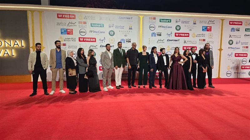 هاني عادل يدعم زوجته