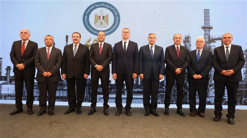 وزير البترول وعدد