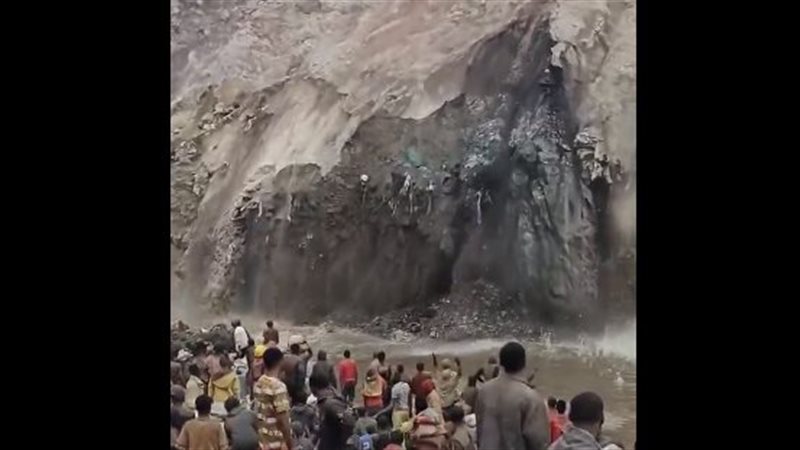 لحظة انهيار جبل يكشف