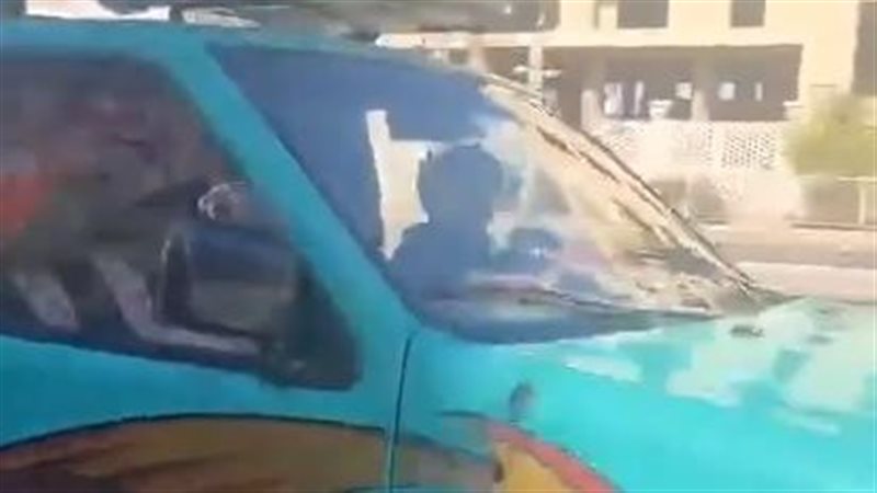 طفل يقود سيارة بالبحر