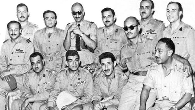 حسين الشافعي مع الضباط