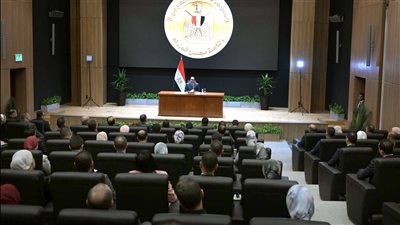 رسائل مدبولي خلال لقاء الملحقين العسكريين: مصر كانت تتحمل بسبب زحام القاهرة 8 مليارات دولار خسائر سنويًا.. وكل تجربة تنموية لها مزاياها وعيوبها