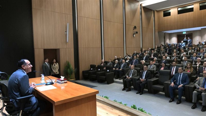 مدبولي يلتقي الملحقين