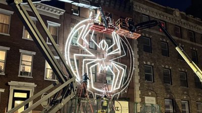 تعليق شعار SpiderMan بشكل مفاجئ في نيويورك (صور)