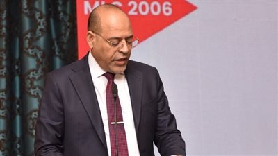 وزير العمل يعتمد صرف 1.6 مليون جنيه تعويضات وإعانات لـ 12 عاملًا غير منتظمًا 