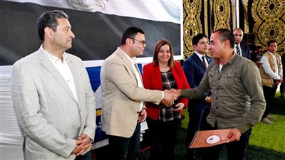 وزير الإسكان يسلم عقود شقق سكن لكل المصريين لمستحقيها في دمياط