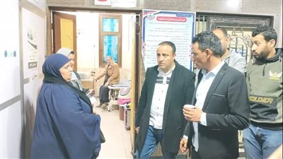 رئيس منية النصر يتفقد ليلا مستشفى المركز لمتابعة سير العمل وانضباط العاملين (صور)